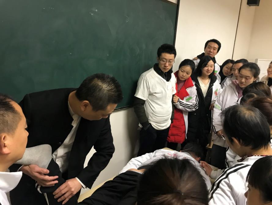 重慶針灸推拿培訓(xùn)學(xué)校教你按摩腳底，補益身體