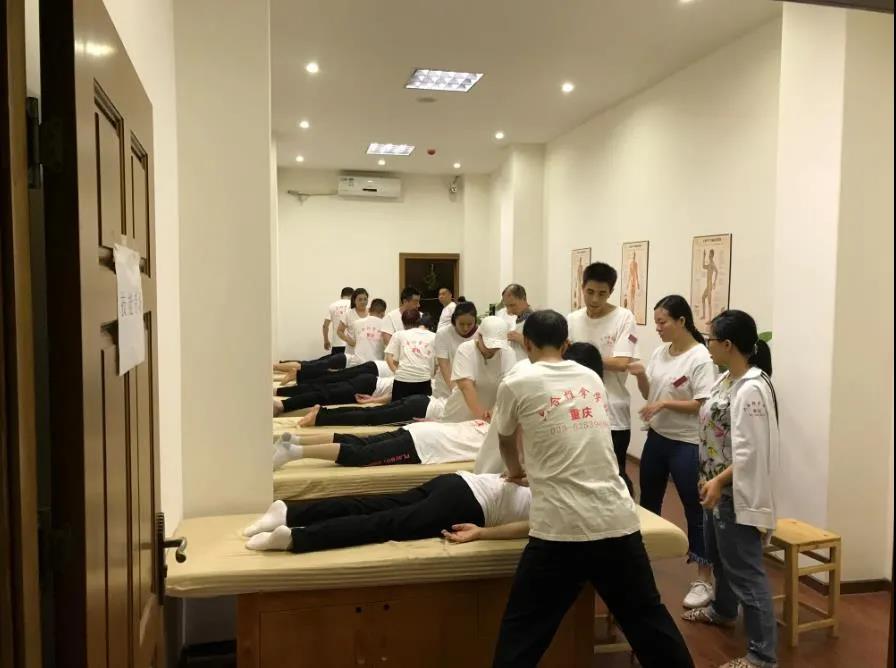學(xué)針灸推拿是該選擇到中醫(yī)培訓(xùn)學(xué)校還是其他途徑？
