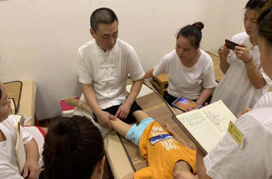 小兒推拿的優(yōu)勢(shì)是很多藥物無法比擬的
